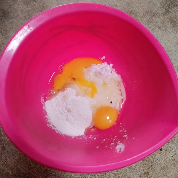 Kocok telur dan gula hingga tercampur rata menggunakan whisk.