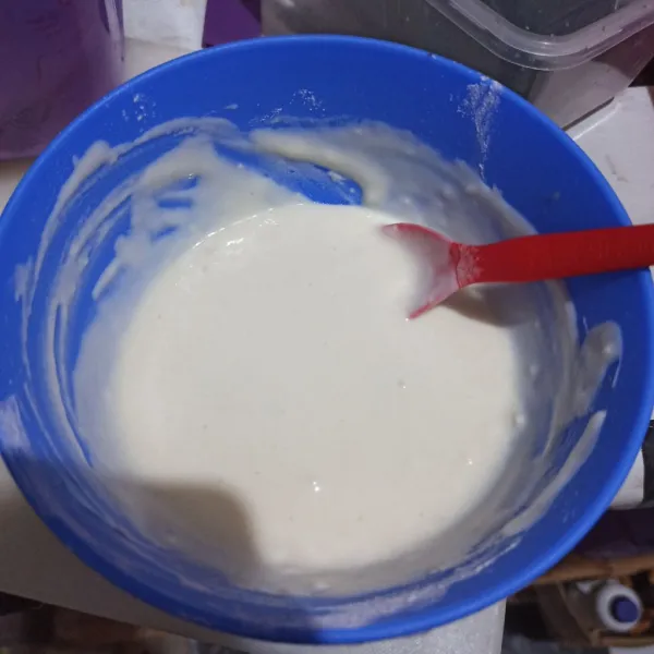 Beri air perlahan sambil diaduk, jangan ada yang menggumpal.