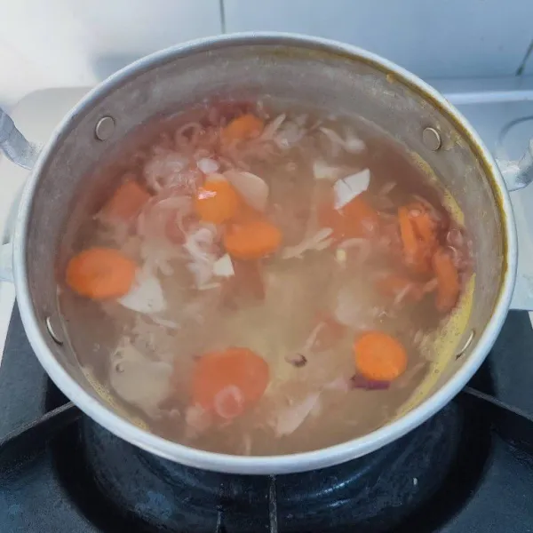 Masukkan wortel, rebus hingga empuk.