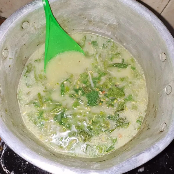 Masukkan santan dan bumbui, aduk rata, koreksi rasa.