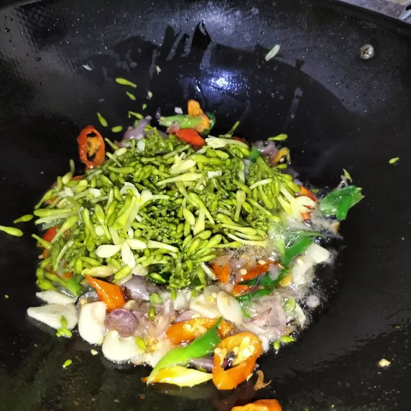 Masukkan garam, gula, kaldu jamur atau penyedap, bunga pepaya yang sudah direbus, dan aduk sampai merata.