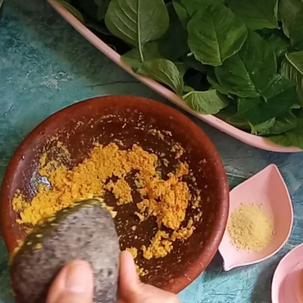 Haluskan semua bahan bumbu, boleh di uleg atau blender.