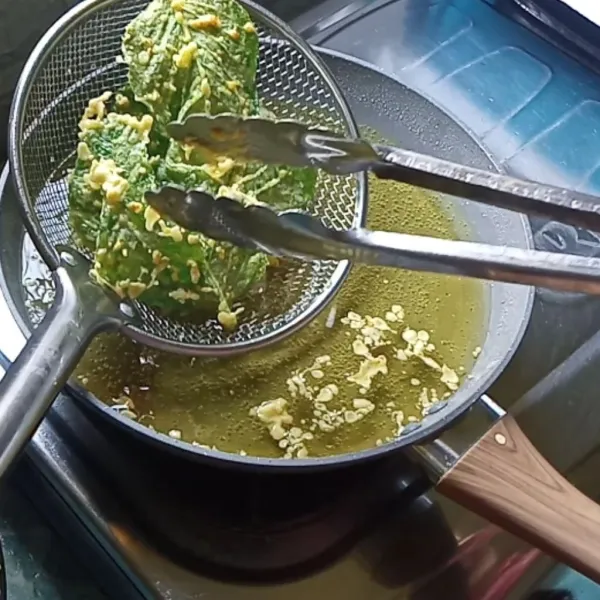 Setelah bayam terlihat kaku, artinya sudah matang lalu angkat dan tiriskan. Keripik bayam siap disajikan.