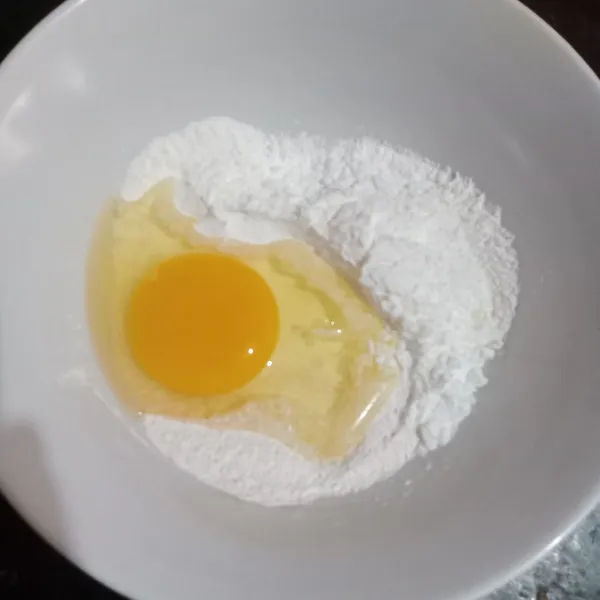 Siapkan tepung dan telur dalam mangkuk.
