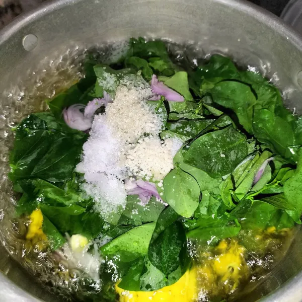 Masukkan gula, garam, dan kaldu jamur.