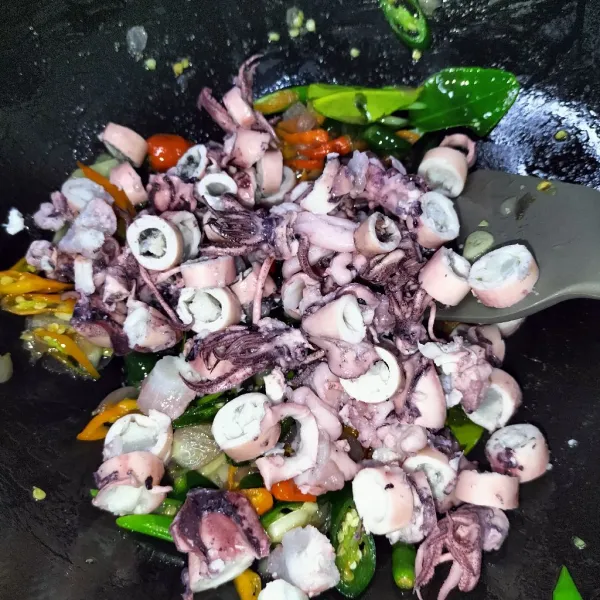 Masukkan cumi lalu aduk-aduk sampai merata dan meresap bumbunya.