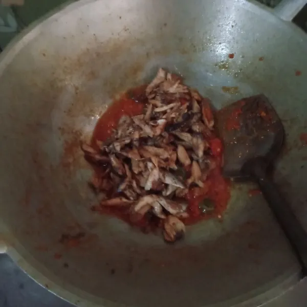 Masukkan ikan, kemudian tambahkan air. Aduk rata, masak hingga bumbu meresap.