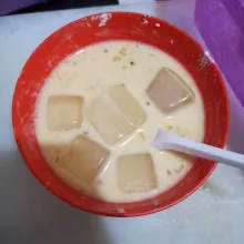 Beri es batu, aduk rata dan usahakan jangan ada yang menggumpal.