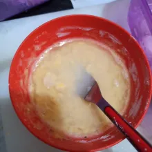 Beri air sedikit demi sedikit sambil diaduk.