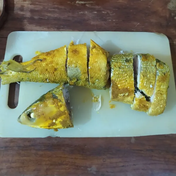 Potong-potong ikan bandeng presto (ikan bandeng presto yang sudah disimpan di dalam kulkas selama semalam hasil potongannya akan lebih rapi).