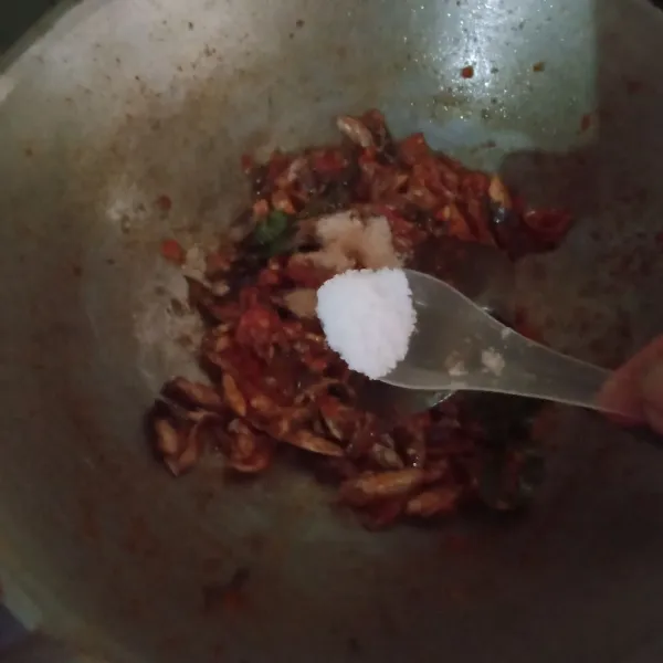 Masukkan gula, garam, dan kaldu bubuk. Aduk rata dan koreksi rasa.