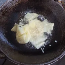 Panaskan minyak, ambil 1 sdm adonan lalu goreng hingga kering.