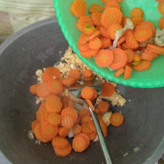 Masukkan wortel yang sudah di blansir lalu aduk.