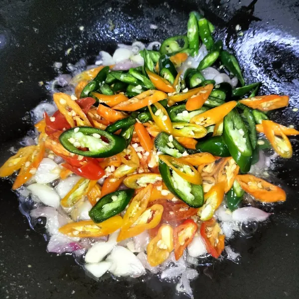 Tumis bumbu hingga layu.