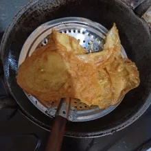 Angkat, tiriskan dan sajikan dengan saos cocolan.
