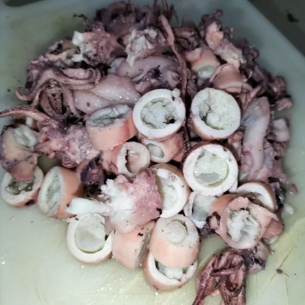 Iris cumi yang sudah direbus jadi 3 hingga 4 bagian.