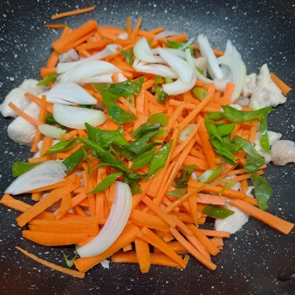Masukkan wortel, bawang bombay dan daun bawang, aduk rata.