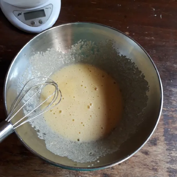 Campurkan telur dan gula pasir, kocok dengan whisk hingga gula larut.
