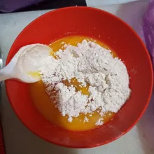 Masukkan tepung perlahan lalu aduk.