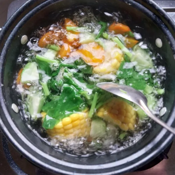 Aduk - aduk, masak bayam sebentar saja kemudian matikan kompor. Sayur bayam siap dihidangkan