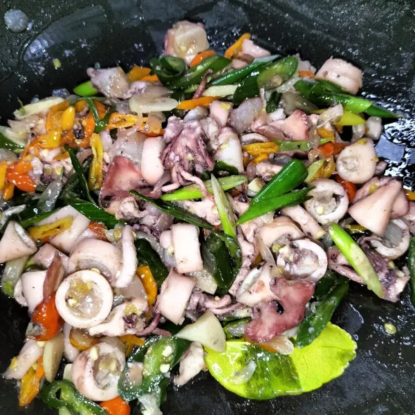 Koreksi rasa, matikan kompor dan sajikan.