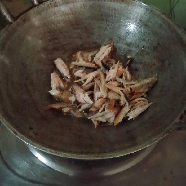 Panaskan minyak. Goreng ikan hingga setengah matang, angkat dan tiriskan.