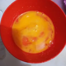 Kocok lepas telur.