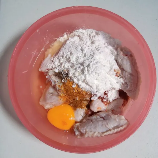 Campur ayam bersama tepung beras, tepung maizena, telur, baking powder dan seasoning.