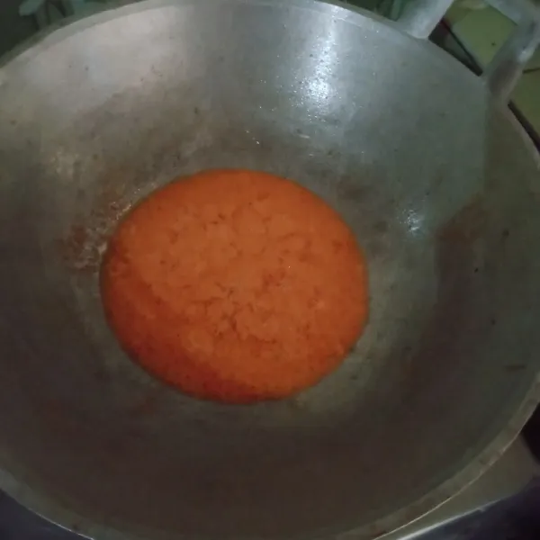 Haluskan bumbu kemudian tumis hingga harum.