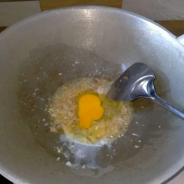 Tambahkan telur. Masak orak arik.