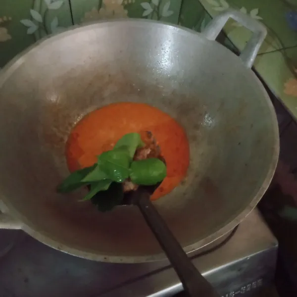 Masukkan daun salam dan lengkuas, tumis kembali.