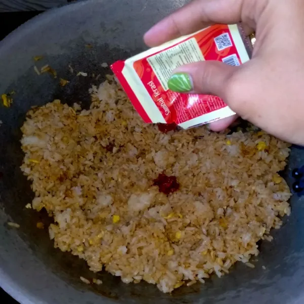 Tambahkan sambal terasi nya. Aduk rata.