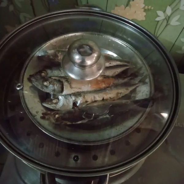 Cuci ikan pindang, lumuri dengan air perasaan jeruk nipis. Lalu kukus.