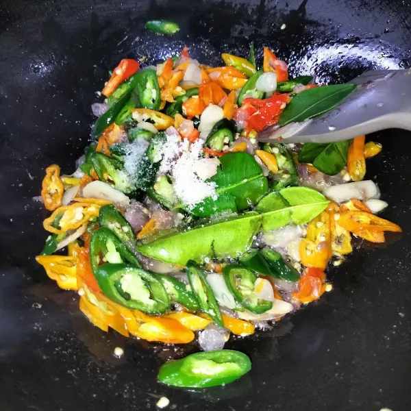 Masukkan daun jeruk, garam, gula, dan kaldu jamur atau penyedap rasa. Kemudian aduk hingga merata.