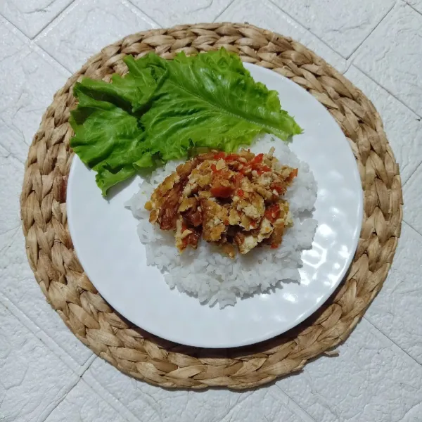 sajikan dengan nasi hangat dan daun selada