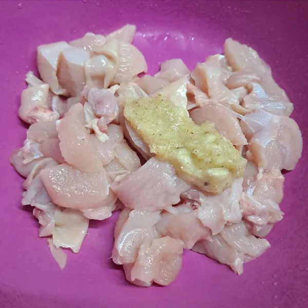 Ulek bawang putih, merica dan garam sampai halus. Kemudian aduk rata dengan ayam, lalu marinasi selama 15 menit.