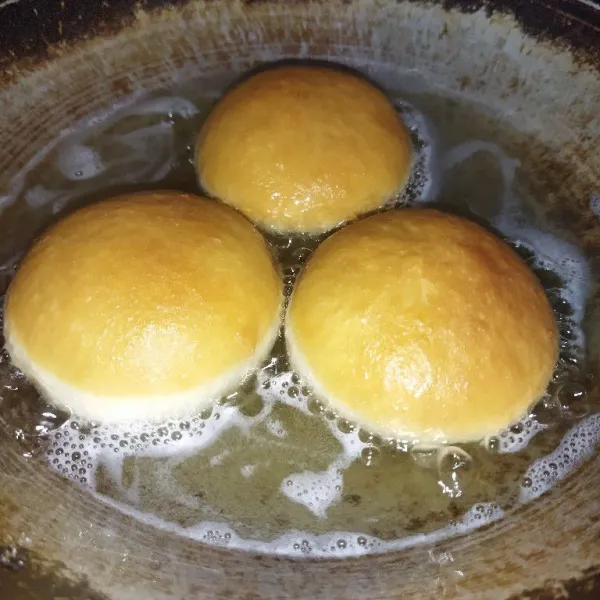 Lalu panaskan minyak goreng dengan api kecil, lalu goreng bombolini hingga matang, dengan metode 1 kali balik, setelah matang, angkat dan biarkan hingga dingin.