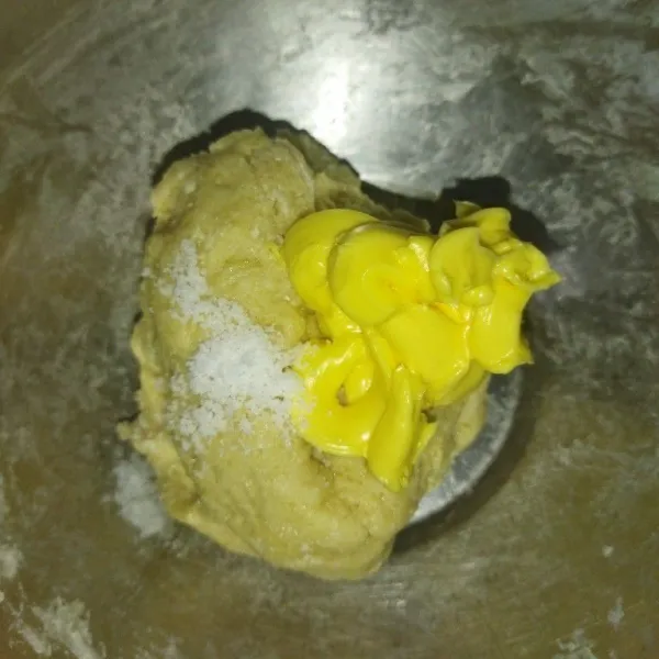 Tambahkan garam dan margarin, lalu uleni adonan hingga kalis, lalu bagi adonan sesuai selera, saya timbang sebanyak 50 gr.