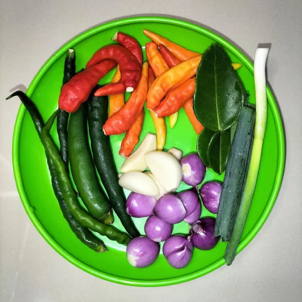 Siapkan bumbu yang sudah dicuci bersih.