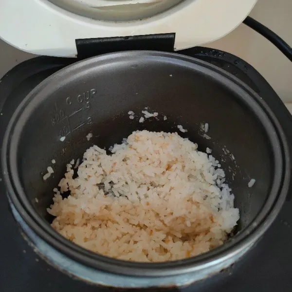 Campurkan nasi dengan butter dan kaldu jamur.