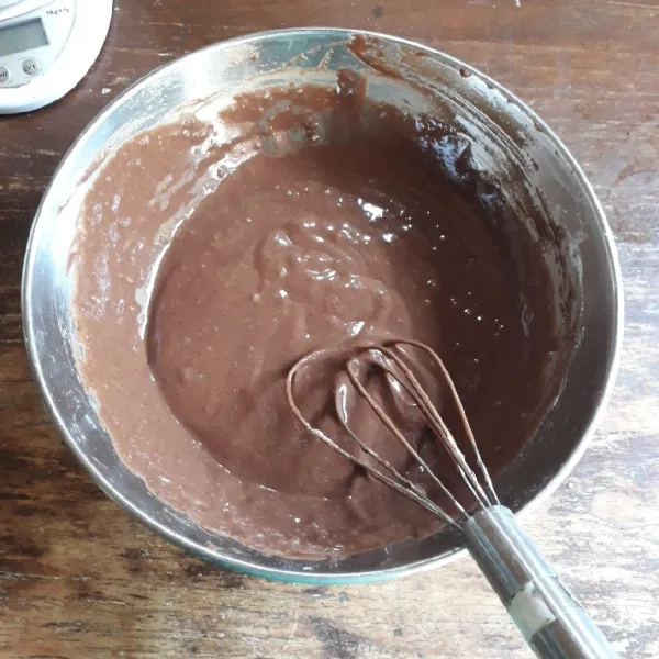 Masukkan tepung terigu, cokelat bubuk, garam, baking powder dan soda kue yang sudah diayak, aduk hingga rata.