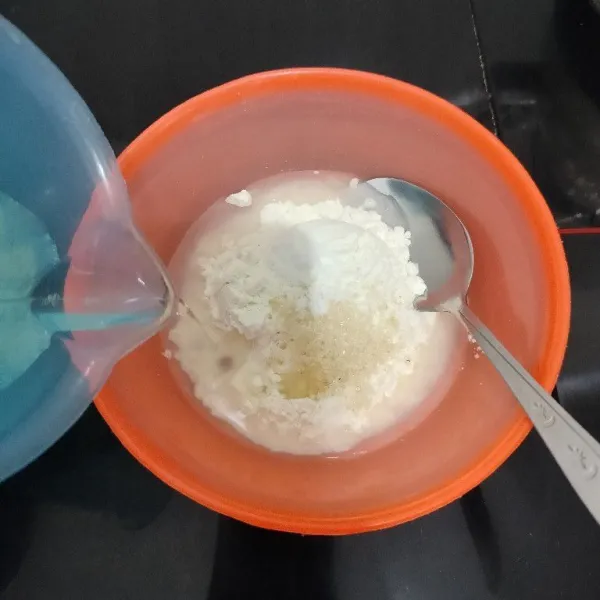 Campur tepung terigu, gula pasir, garam dan air di dalam mangkuk. Aduk rata hingga menjadi adonan yang agak kental.
