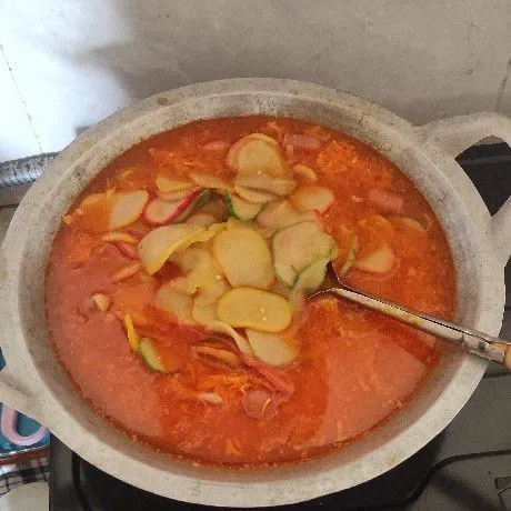 Tes rasa, kalau sudah pas rasanya baru masukan rebusan kerupuk aduk rata, masak sebentar dan angkat.