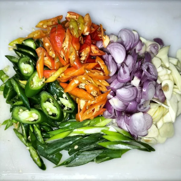 Iris semua bumbu kecuali daun jeruk.