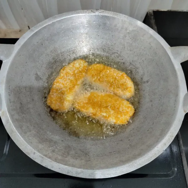 Setelah itu goreng pisang dalam minyak panas hingga kedua sisinya matang, angkat dan tiriskan.