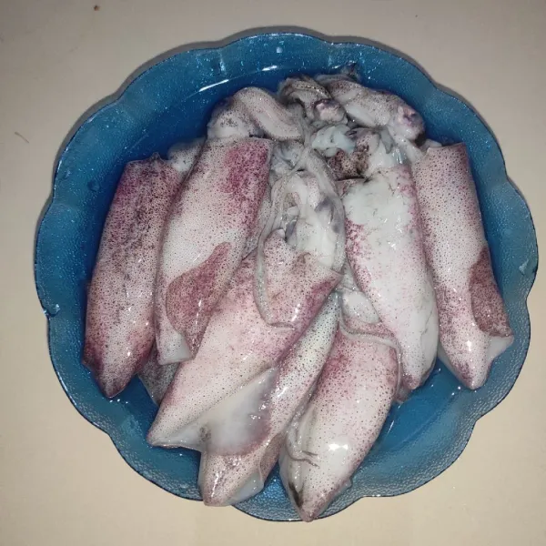 Cuci bersih cumi, lalu beri perasan jeruk nipis.