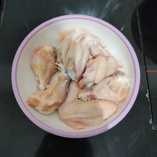 Potong sayap ayam menjadi 2 bagian. Lalu beri air perasan jeruk nipis, remas perlahan lalu cuci dan bilas hingga bersih.