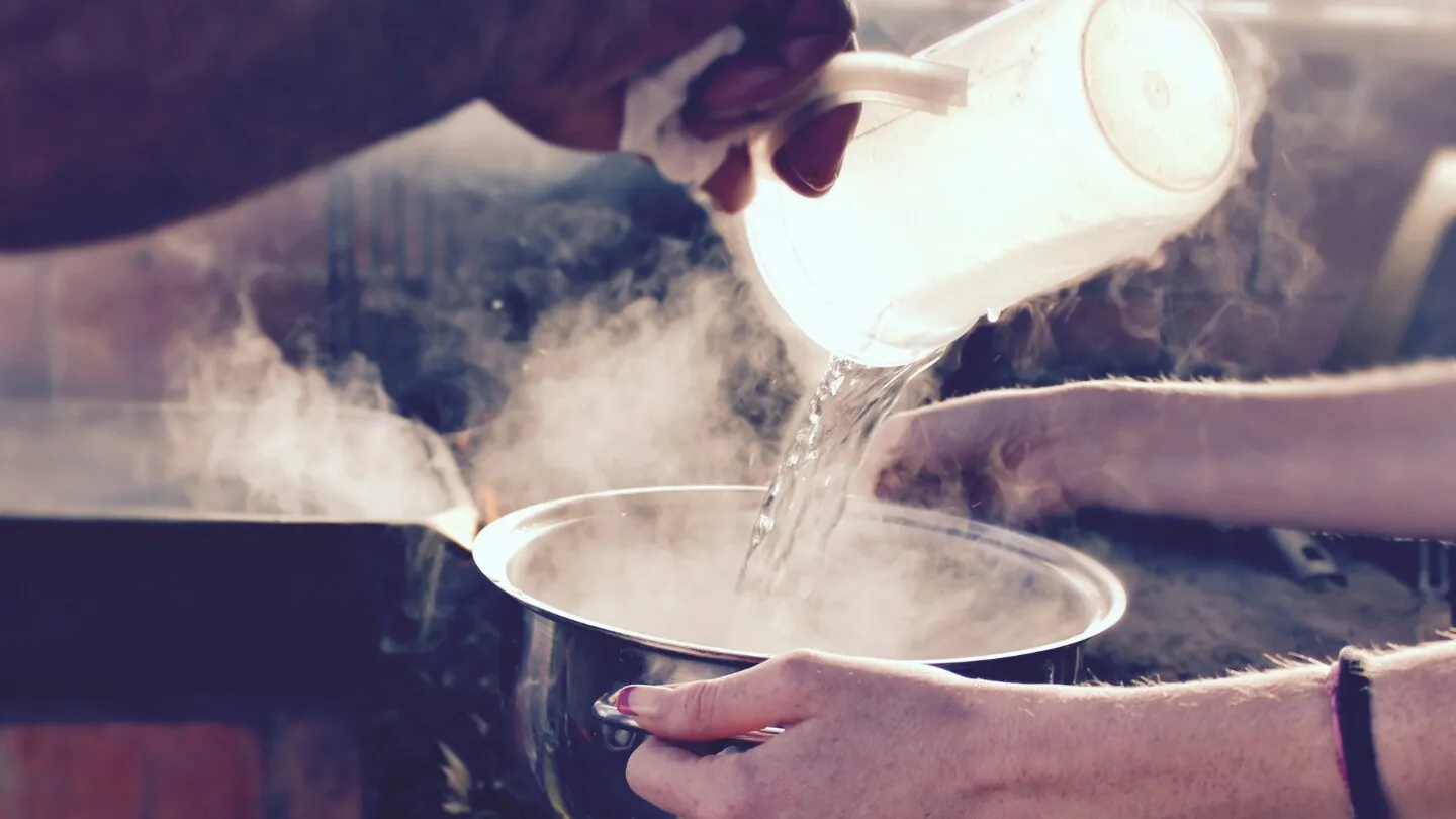 menambahkan air pada masakan yang terlalu asin