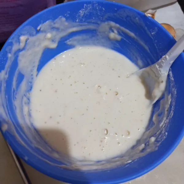 Larutkan tepung terigu dan tepung krispi dengan air, kekentalan sedang. Beri garam, kaldu bubuk dan lada bubuk lalu tes rasanya.
