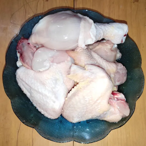 Cuci bersih ayam kemudian beri bumbu marinasi,diamkan selama 10-15 menit